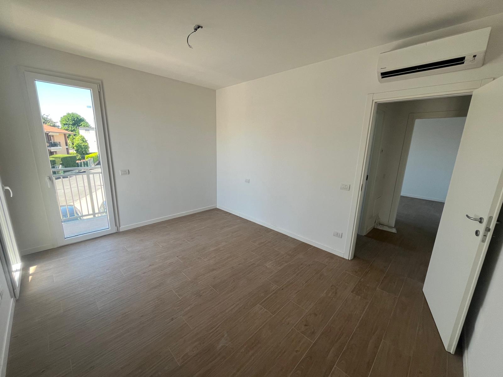 Appartamento — camera con balcone