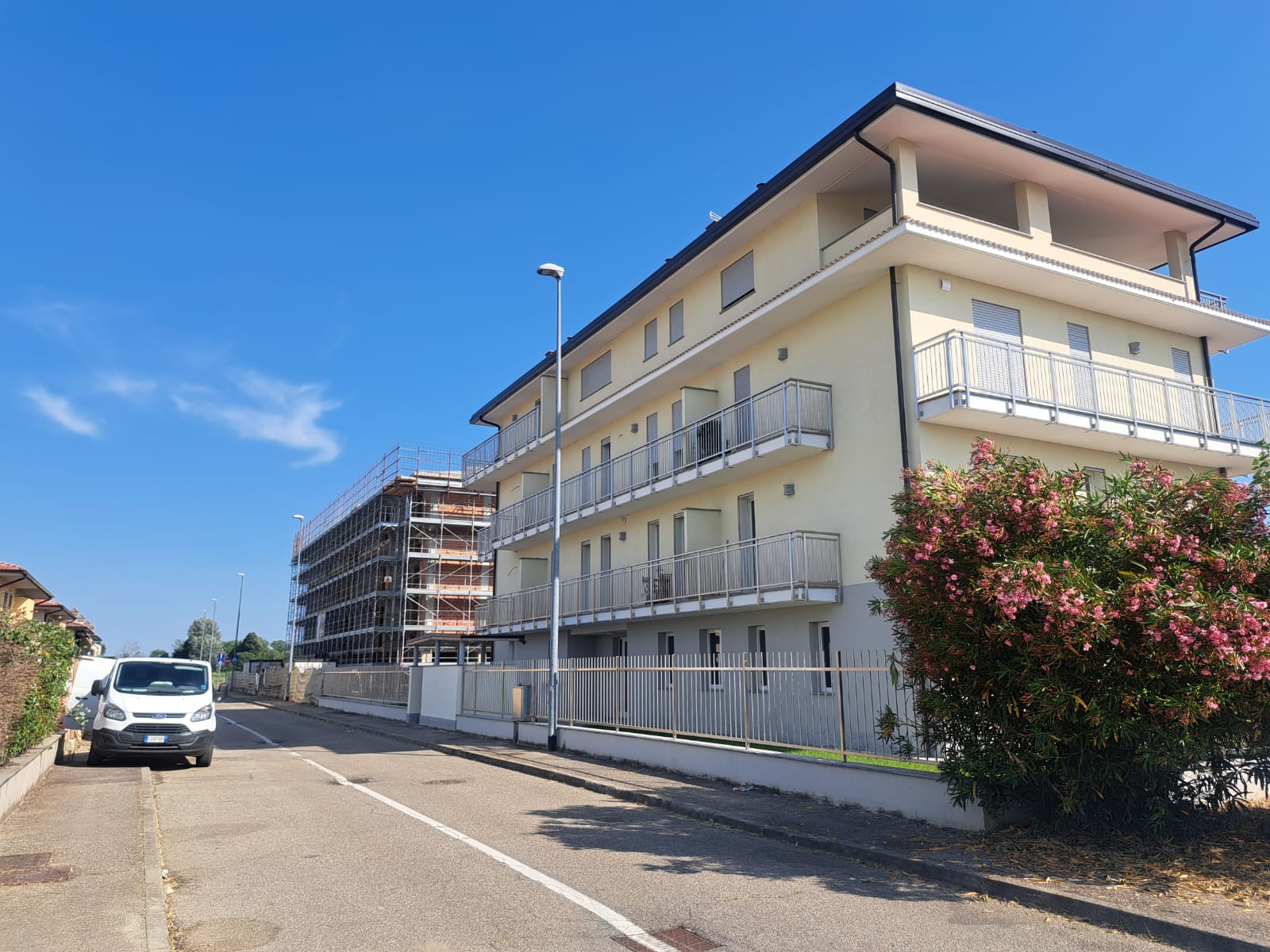 Edificio ultimato — vista laterale
