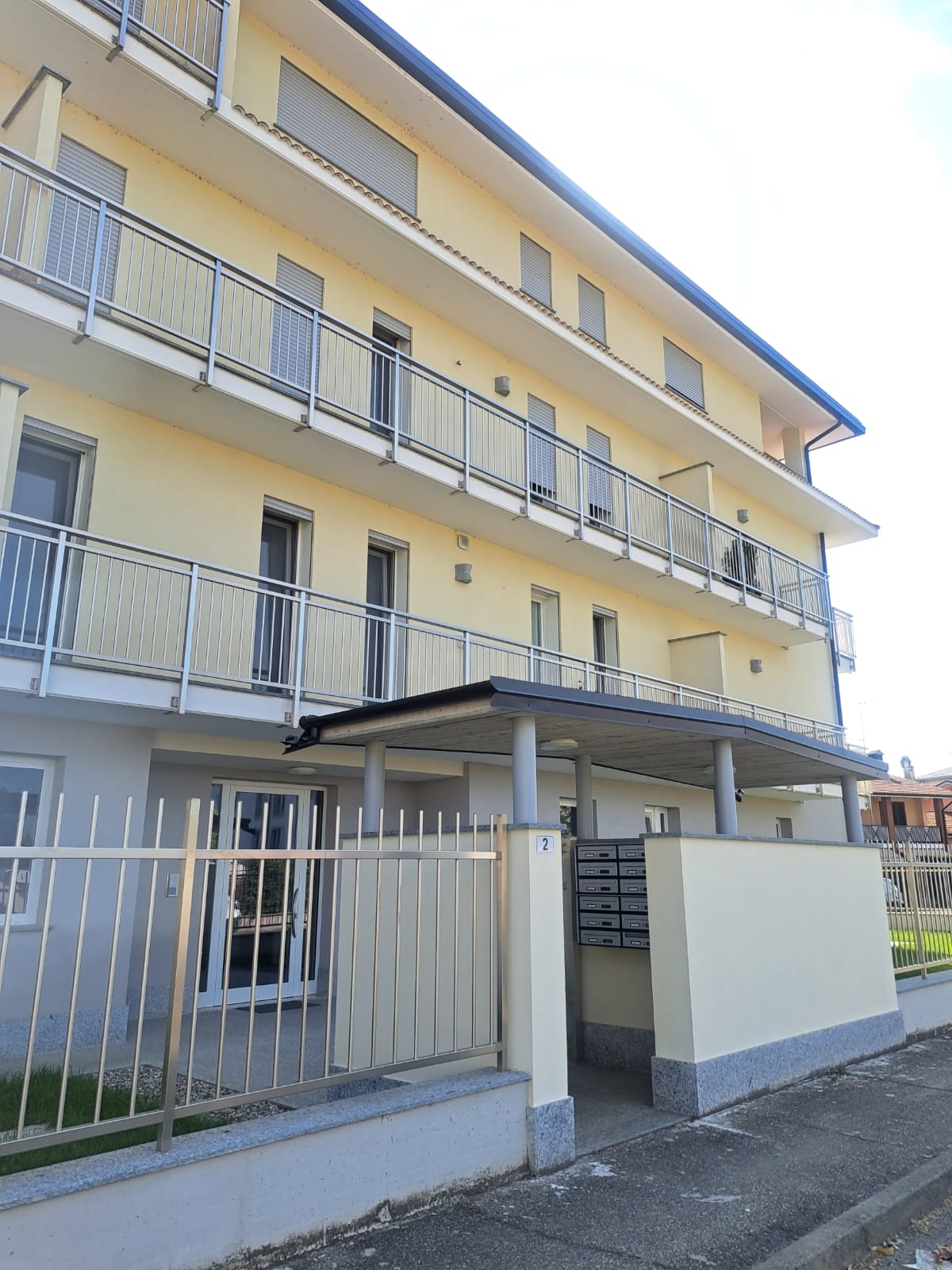 Edificio ultimato — ingresso