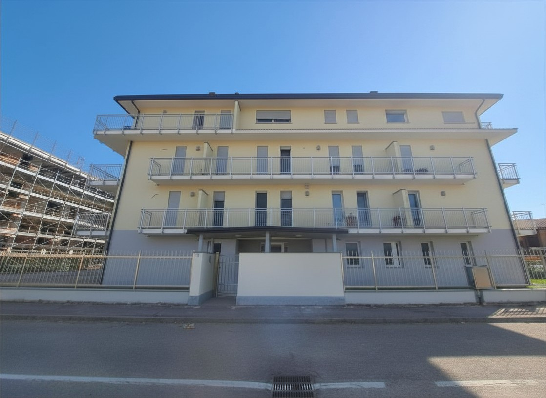 Edificio ultimato — facciata frontale